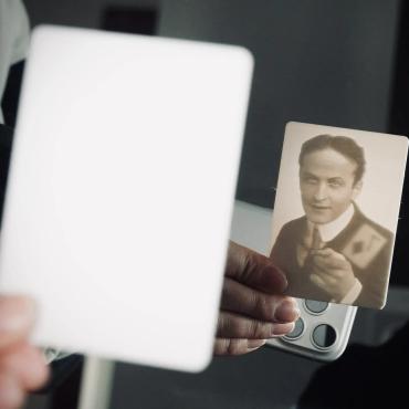 Houdinis gift by John Cheung & Jeffery Wang